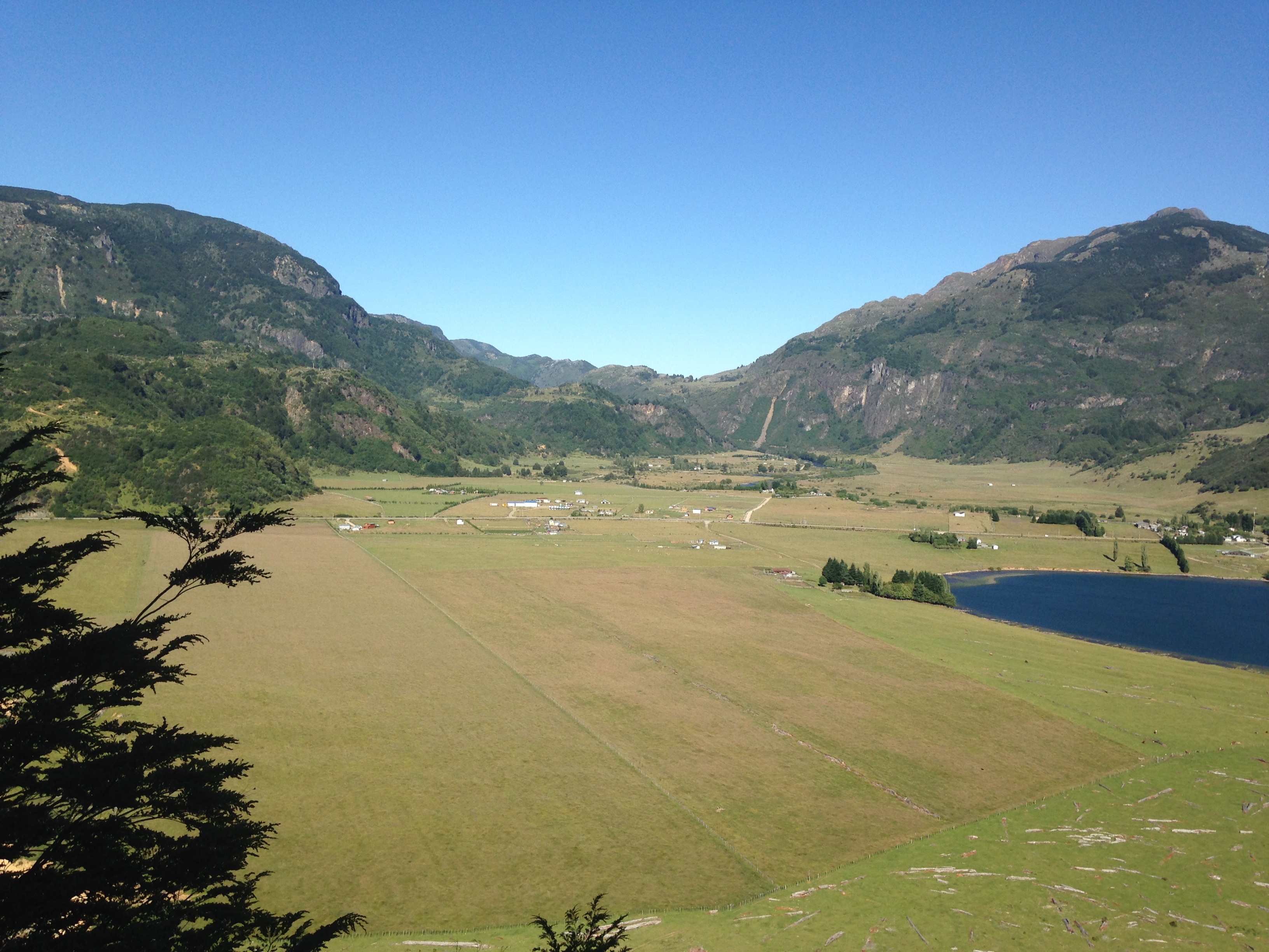 Vista panorámica del valle de Mañihuales con el Fundo La Pampita al centro, rodeado de montañas de la Región de Aysén